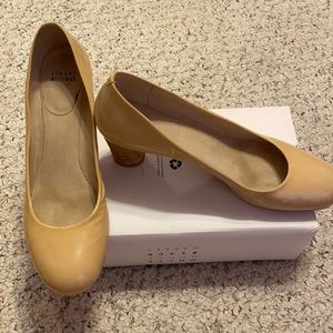 Beautiful neutral color shoe.